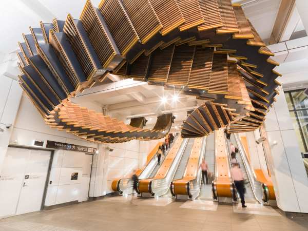 Transforma escaleras mecánicas históricas en una instalación surrealista y suspendida