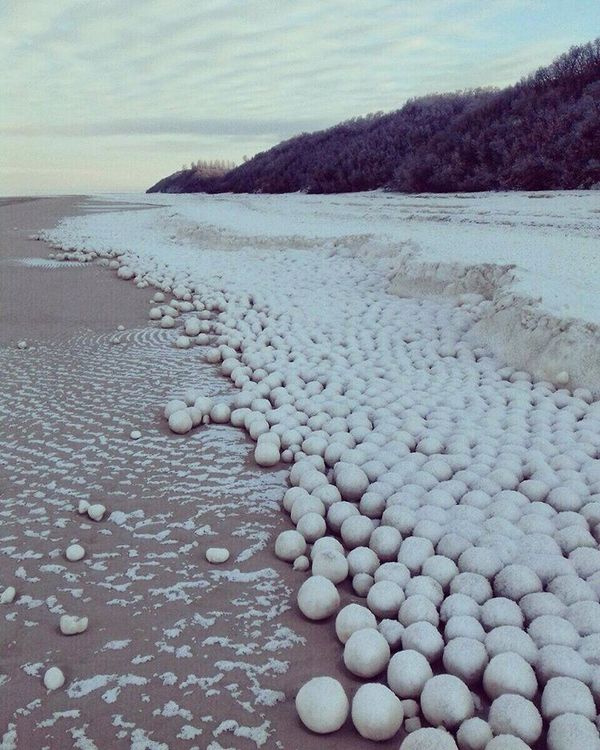 Le mystère des boules de neige géantes sur la plage de Sibérie (PHOTO et VIDEO)
