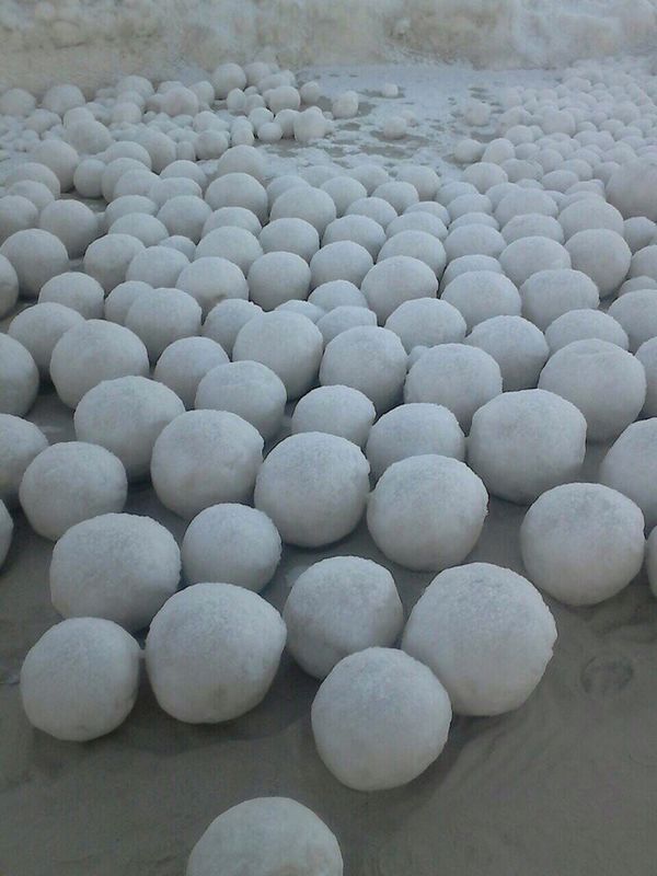 El misterio de las bolas de nieve gigantes en la playa de Siberia (FOTO y VIDEO)