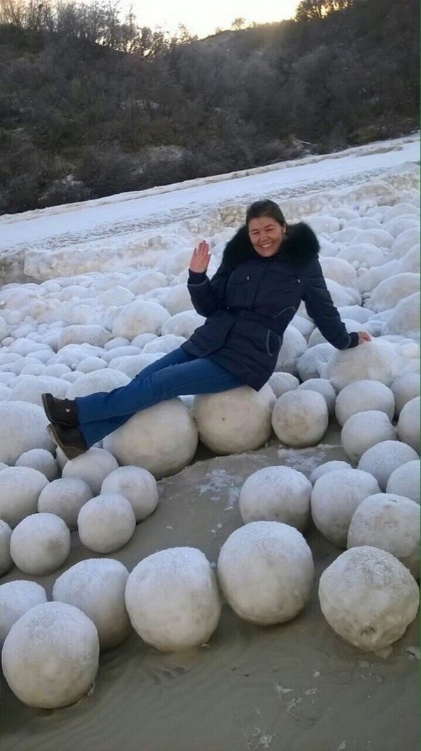 El misterio de las bolas de nieve gigantes en la playa de Siberia (FOTO y VIDEO)