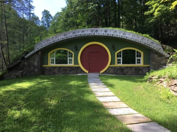 Hobbit Hollow : la maison passive avec un toit vert qui ressemble à quelque chose d'un livre de Tolkien
