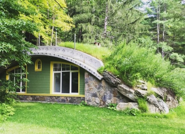 Hobbit Hollow: the passive house with a green roof that looks like something out of a Tolkien book