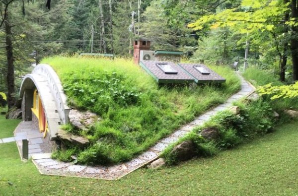 Hobbit Hollow: la casa pasiva con techo verde que parece sacada de un libro de Tolkien