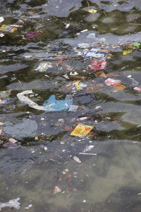 Las terribles imágenes de desechos en el mar que podrían comprometer los Juegos Olímpicos de Río