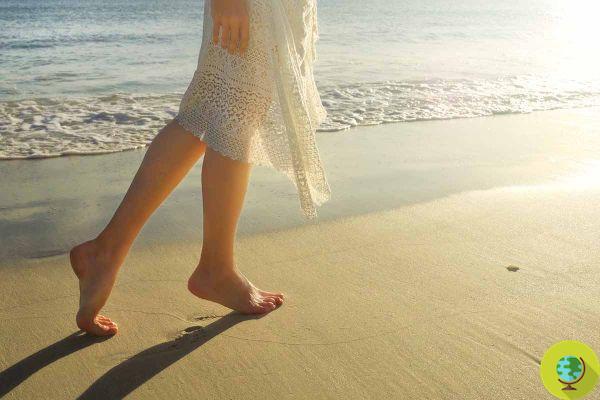 Walking on the beach: a real free therapy! Tricks to optimize the incredible benefits