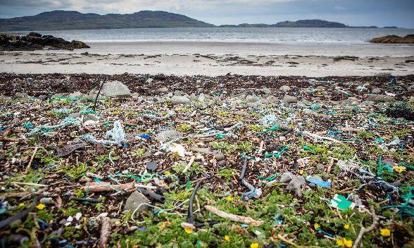 Las costas más remotas de Escocia invadidas por el plástico (FOTO)