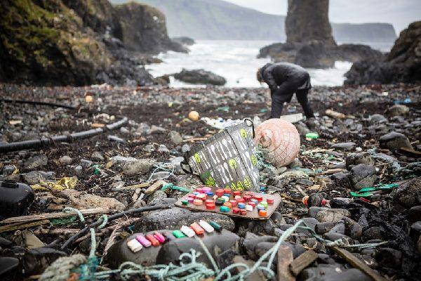 The most remote coasts of Scotland invaded by plastic (PHOTO)