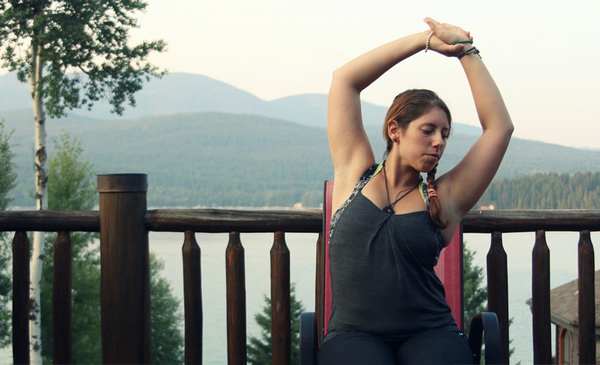 Yoga: 5 asanas para praticar no escritório