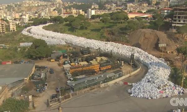 As terríveis imagens dos rios de lixo nas ruas de Beirute