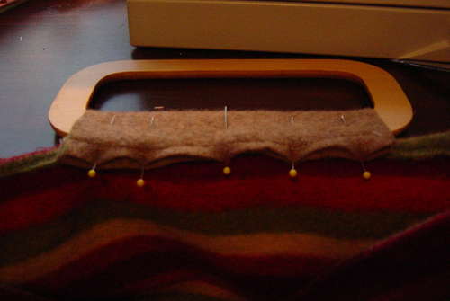 Como fazer uma bolsa de um suéter velho em 5 passos