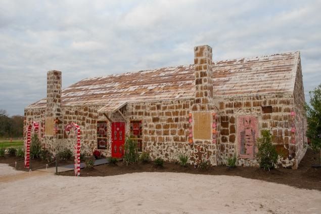 The largest gingerbread house in the world (VIDEO)