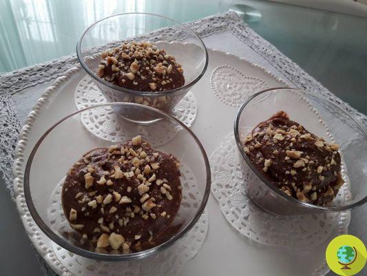 Desserts végétaliens : mousse au chocolat préparée avec de l'acquafaba