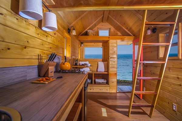 Moitié / Moitié : la mini-maison portable et pas chère en bois recyclé à poser où vous voulez