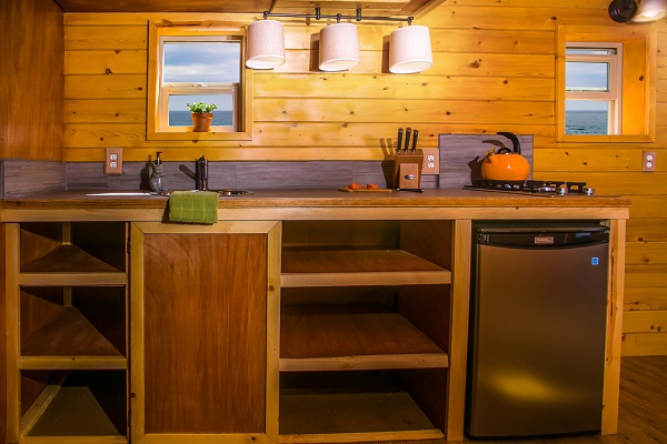 Moitié / Moitié : la mini-maison portable et pas chère en bois recyclé à poser où vous voulez