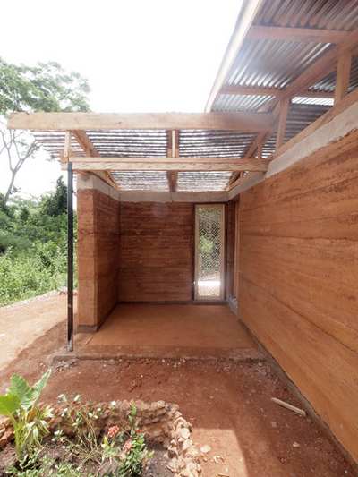 Em Gana a casa construída em taipa de pilão e plástico reciclado (VÍDEO)
