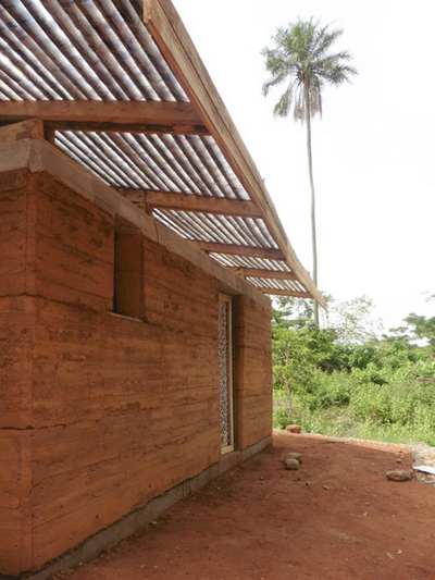 In Ghana the house built in rammed earth and recycled plastic (VIDEO)