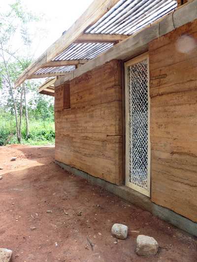 In Ghana the house built in rammed earth and recycled plastic (VIDEO)
