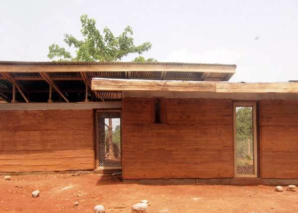 Em Gana a casa construída em taipa de pilão e plástico reciclado (VÍDEO)