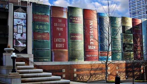 Biblioteca Pública de Kansas City: La biblioteca en forma de libro para aumentar el interés de los lectores