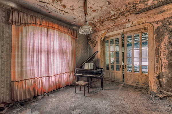 The photographer who seeks beauty in abandoned buildings (PHOTO)