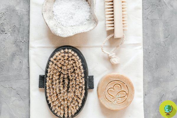 Escovação a seco: um guia para descobrir os melhores benefícios para a pele e como fazê-lo corretamente