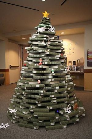 10 árvores de natal feitas com livros