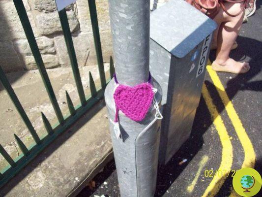 Guerrilla Knitting: fighting the dullness of the city with… knitting!