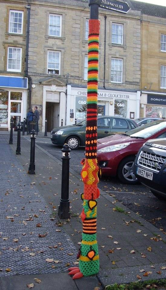 Guerrilla Knitting: fighting the dullness of the city with… knitting!