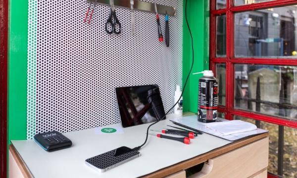 Lovefonebox, la microtienda que repara smartphones en una cabina telefónica