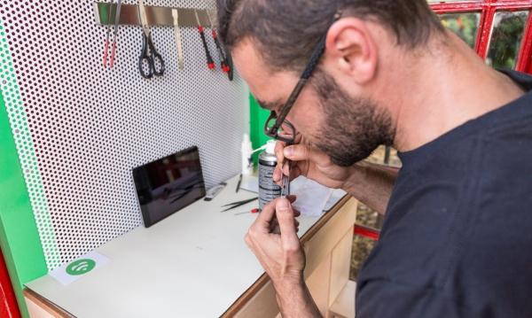 Lovefonebox, la micro boutique qui répare les smartphones en cabine téléphonique