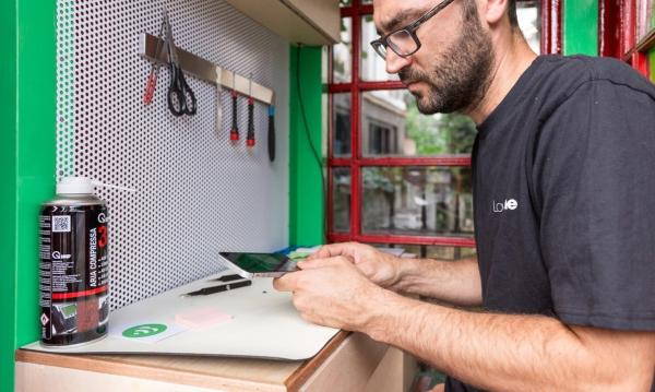 Lovefonebox, la micro boutique qui répare les smartphones en cabine téléphonique