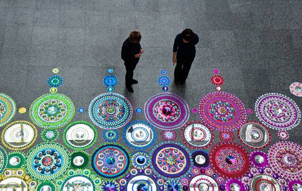 Fantásticos mandalas de gemas y cristales en suelos, paredes y… ¡personas! (FOTO)