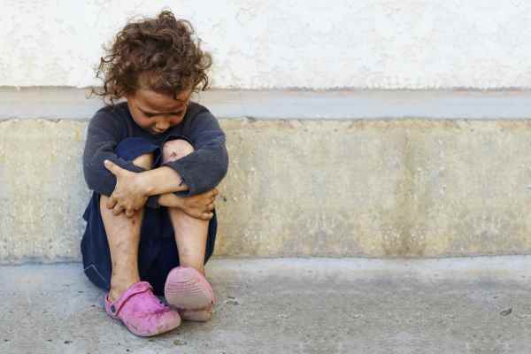 ¿Qué harías si vieras a una niña de 6 años sola en la calle? El experimento de Unicef ​​(VIDEO)