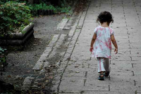 ¿Qué harías si vieras a una niña de 6 años sola en la calle? El experimento de Unicef ​​(VIDEO)