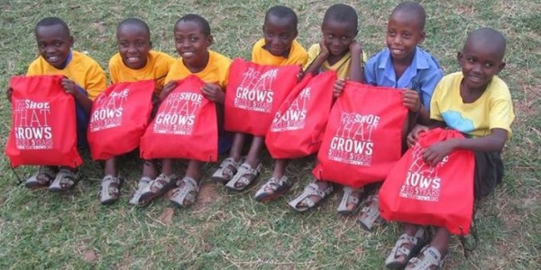 Des chaussures qui poussent : fini les enfants pieds nus dans les pays pauvres