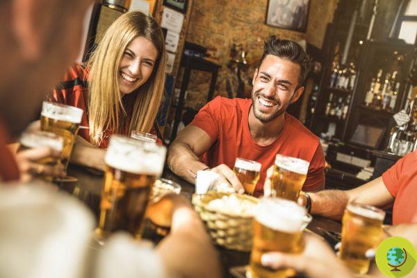 Drink 2 beers a day with friends: it is an excellent antidote to depression