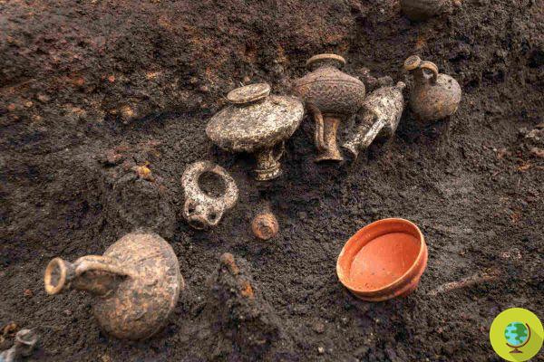 Descubierta en Francia la excepcional tumba de un niño de 2.000 años enterrado con su perrito