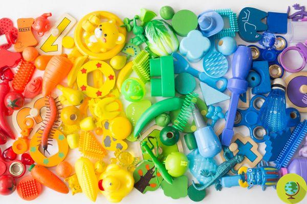 Recicla juguetes viejos de forma creativa. Puedes hacer candelabros originales, tapas y otras maravillas con ellos.