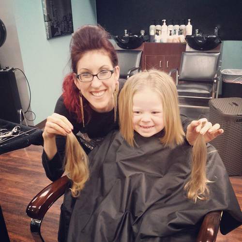 Ariana Smith, a menina de 3 anos que doou o cabelo para um jovem paciente com câncer