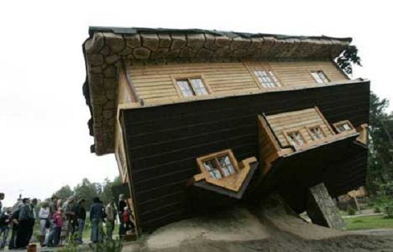 “Upside Down House”, la casa al revés en Szymbark, Polonia