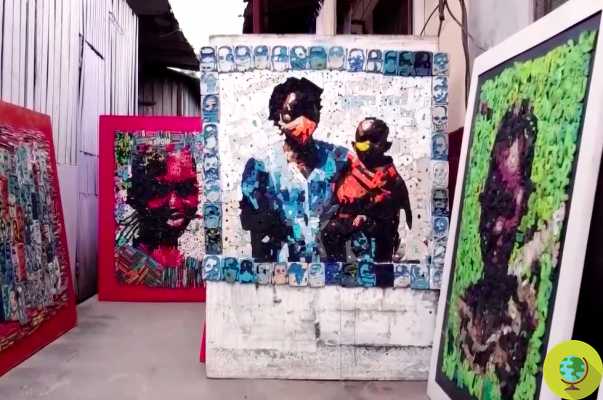 Obras de arte de chinelos abandonados: o artista marfinense que recicla chinelos transformando-os em obras-primas