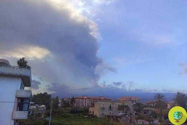 Etna erupts again: loud roars, lava fountains and a 10 km high cloud of smoke