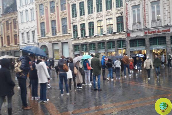 Na França filas de leitores em frente às livrarias antes do bloqueio: a foto se torna viral