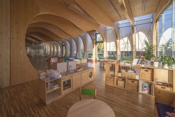 O jardim de infância eco-sustentável e anti-sísmico em forma de baleia de Pinóquio