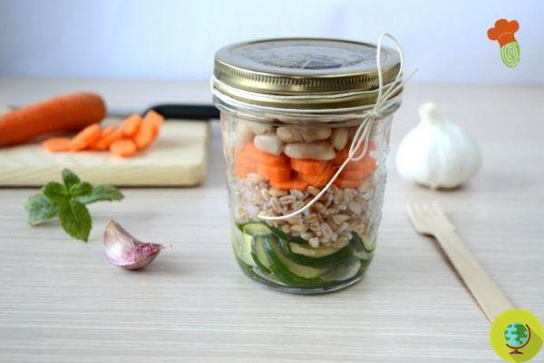 Spelled and bean salad in a jar: quick, summer and easy recipe