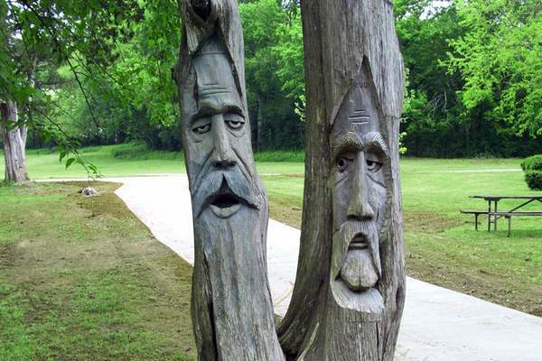 As maravilhosas esculturas feitas em troncos de árvores derrubadas por furacões (FOTO)