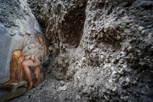 Pompéi, découverte extraordinaire du feu rouge : la fresque de Léda et le cygne
