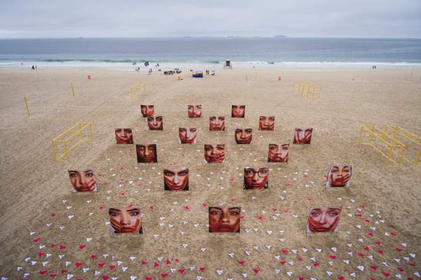 Bragas y rostros ensangrentados en playa de Copacabana contra la violencia contra la mujer (FOTO)