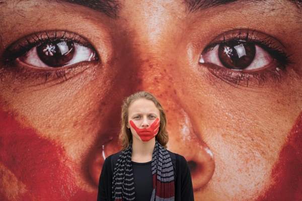 Calcinhas e rostos ensanguentados na praia de Copacabana contra a violência contra a mulher (FOTO)