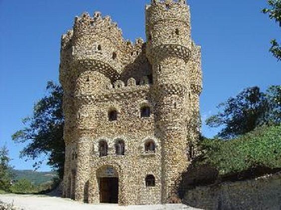 Serafin Villaran: o homem que construiu um castelo medieval com as pedras de um rio